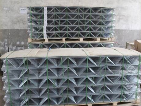 Truss reinforcement meshes are packaged on wooden pallets and bundled by green rope in our warehouse.